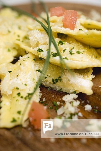 Ravioli mit Tomatenwürfeln und Parmesan (Ausschnitt)