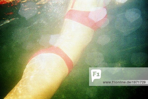 Eine Frau in einem See schwimmen