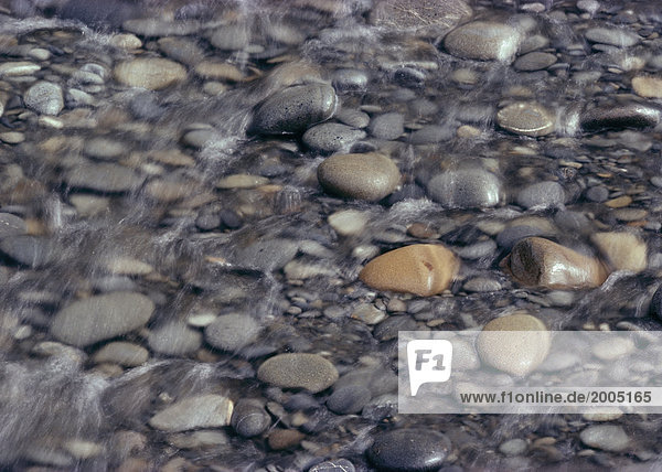 Steine in fließendem Wasser