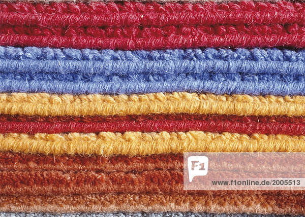 Gestapelte Teppiche  verschiedene Farben
