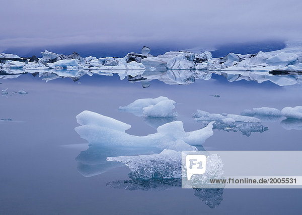Eisschollen auf Gletschersee  Island