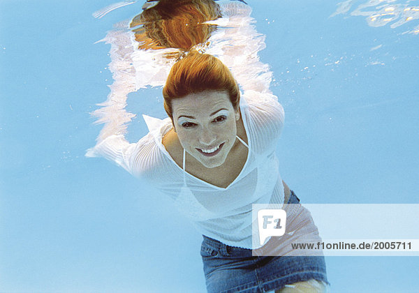 Frau in Pool  bekleidet  Unterwasseraufnahme