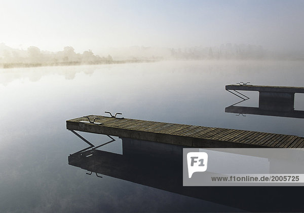 Zwei Bootsstege an See  Nebelstimmung