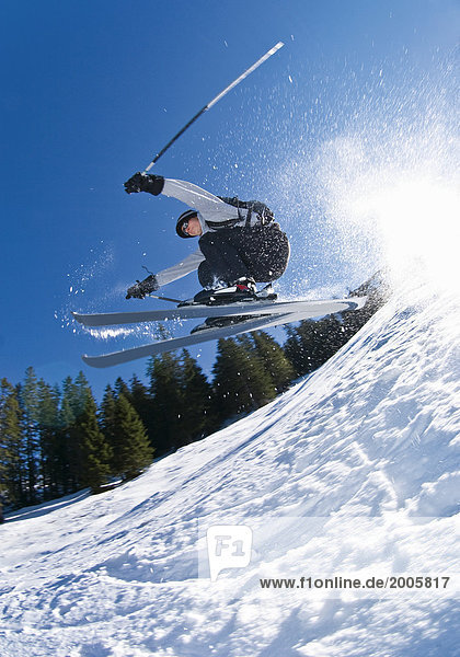 Skifahrer im Sprung  Gegenlicht