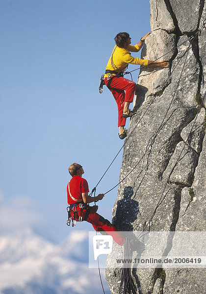 Zwei Kletterer in Felswand