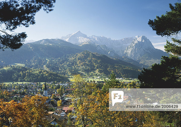 Garmisch-Partenkirchen mit Wettersteingebirge  Herbst  Bayern  Deutschland