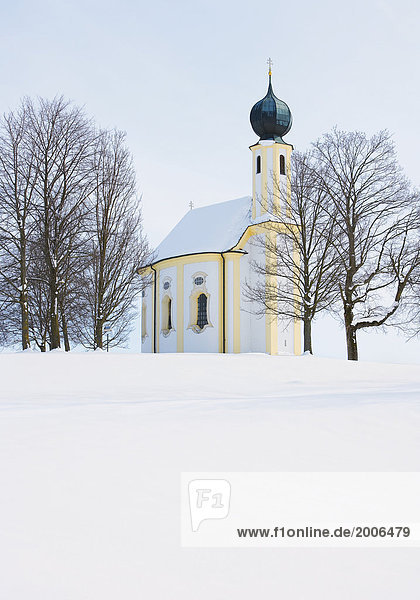 Kapelle im Winter  Bayern  Deutschland