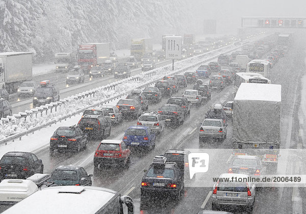 Stau auf Autobahn bei Schneefall im Winter