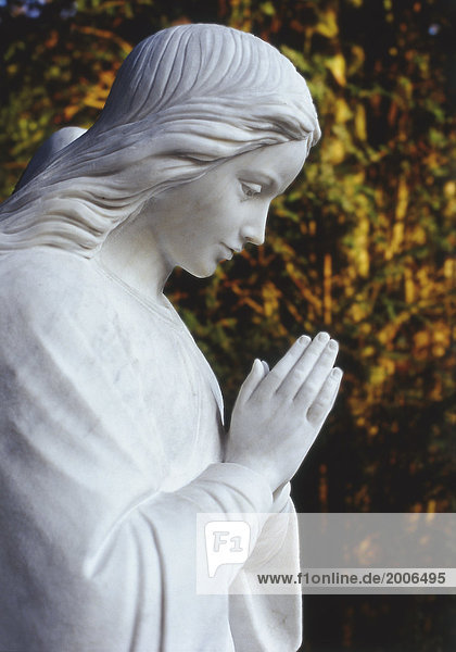 Betende Marienfigur auf Friedhof