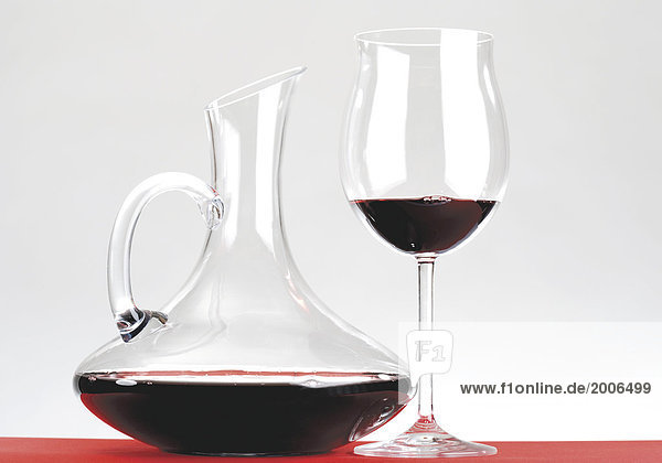 Glas und Dekanter Rotwein