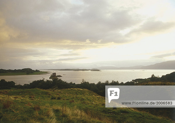 Schottland  Landschaft mit See und Burgruine