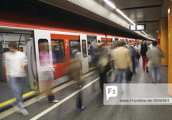 U-Bahnhof  Fahrgäste steigen aus Zug  Bewegung