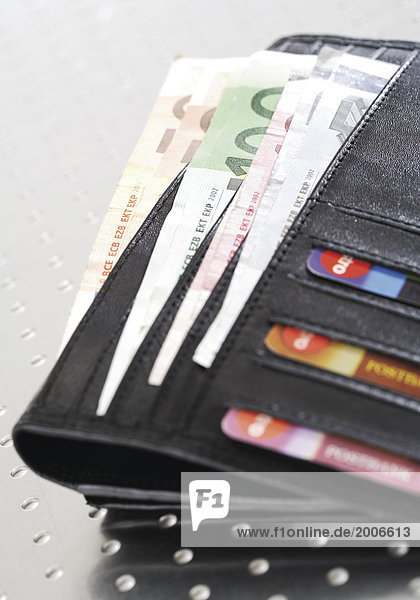 Brieftasche mit Geldscheinen und Kreditkarten