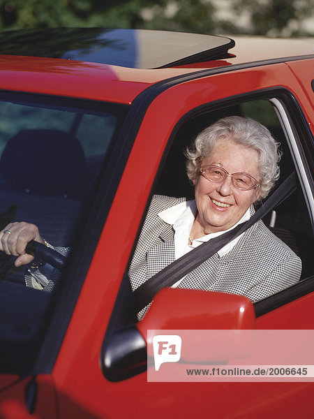 Seniorin am Steuer eines Autos
