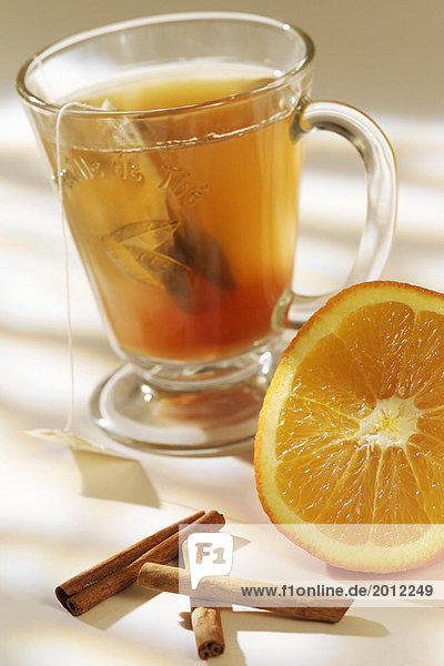 Glas Tasse Orange-Zimt-Tee mit Teebeutel