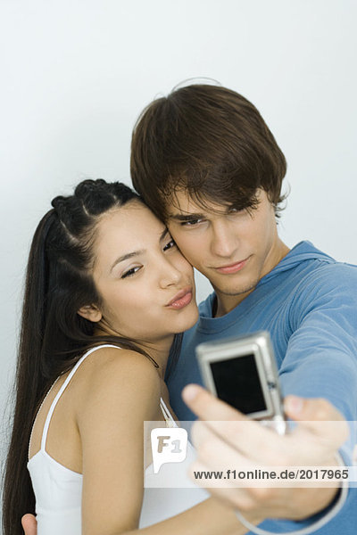 Junges Paar beim Selbstporträt mit Digitalkamera