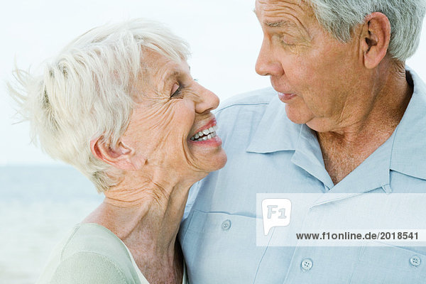 Seniorenpaar schaut sich an  Frau lächelt  Mann zieht Augenbrauen hoch