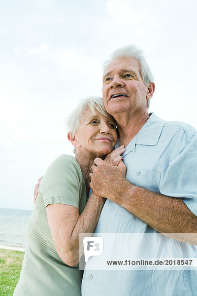 Seniorenpaar umarmend  wegschauend  taillierend