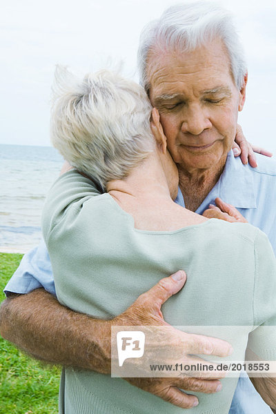 Seniorenpaar umarmend  Mann mit geschlossenen Augen  Nahaufnahme