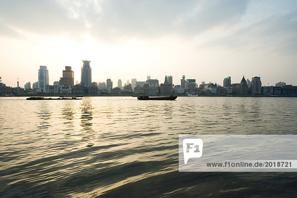 China  Provinz Guangdong  Guangzhou  Blick auf Hochhäuser aus dem Fluss