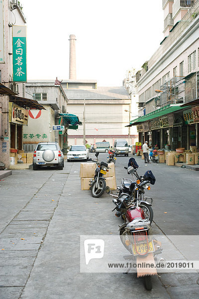 China  Provinz Guangdong  Guangzhou  Motorräder in der Straße geparkt
