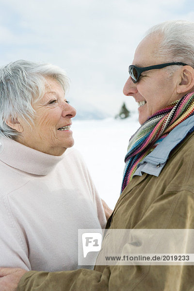 Seniorenpaar lächelt sich an  Seitenansicht  Portrait
