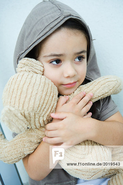 Kleines Mädchen mit Teddybär  Portrait
