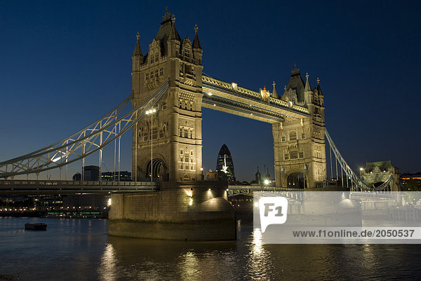Brücke über den Fluss  Tower Bridge  Thames River  London  England
