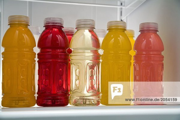 Saftflaschen im Kühlschrank