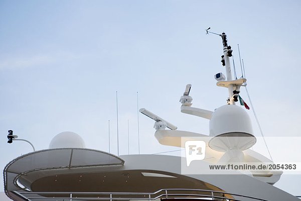 Radar auf dem Dach einer Yacht