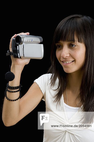 Eine junge Frau mit einem Videorekorder