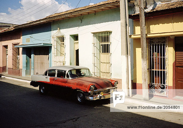 Ein altmodisches Auto  das auf einer Straße in Kuba geparkt ist.