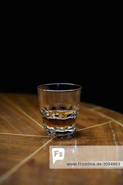 Ein Glas Whiskey auf einem Tisch
