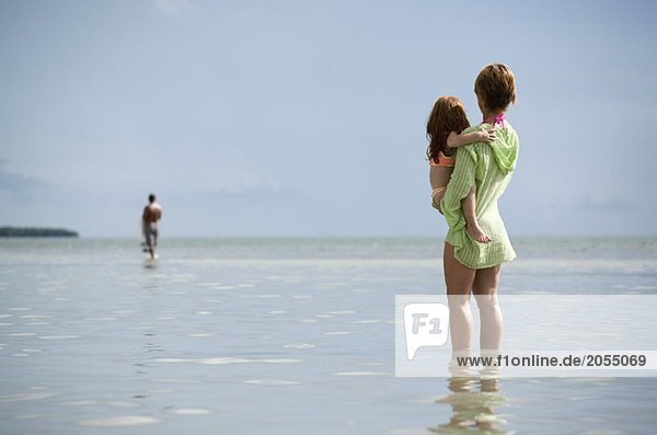 Rückansicht einer Frau mit einem Mädchen im Meer