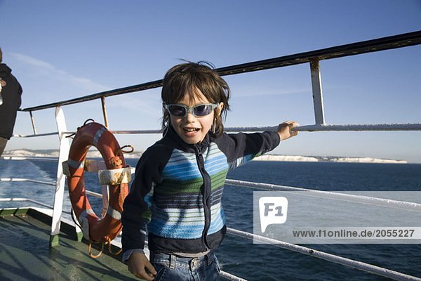 Ein kleiner Junge auf einem Bootsdeck
