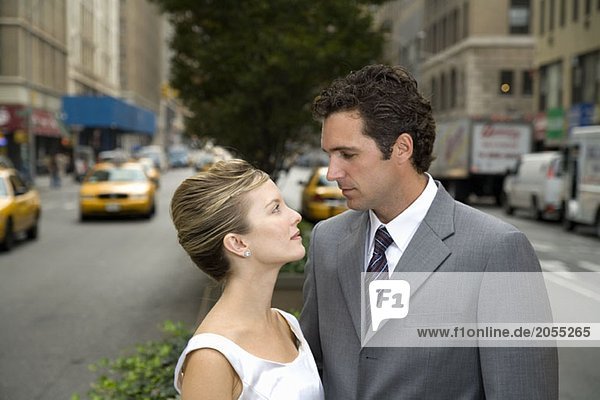 Eine Braut und ein Bräutigam posieren auf einer Straße in Manhattan.