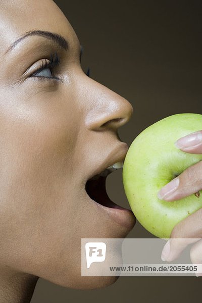 Eine Frau  die einen Apfel isst.