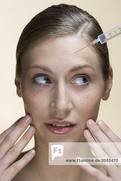 Eine Frau mit einer Botox-Injektion