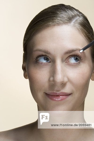 Eine Frau mit gezupften Augenbrauen.