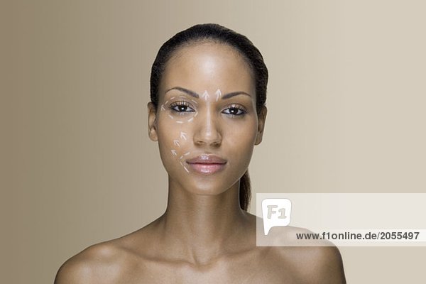 Eine Frau mit kosmetischen Operationslinien im Gesicht.