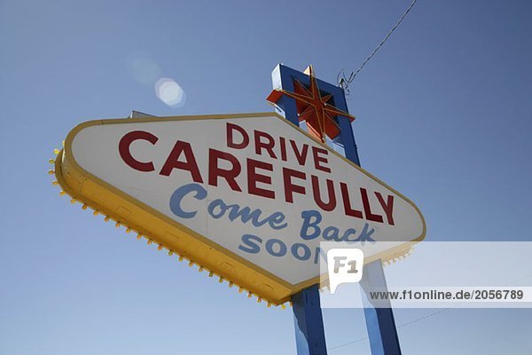 Ein Straßenschild in Las Vegas gegen blauen Himmel  Nevada  USA
