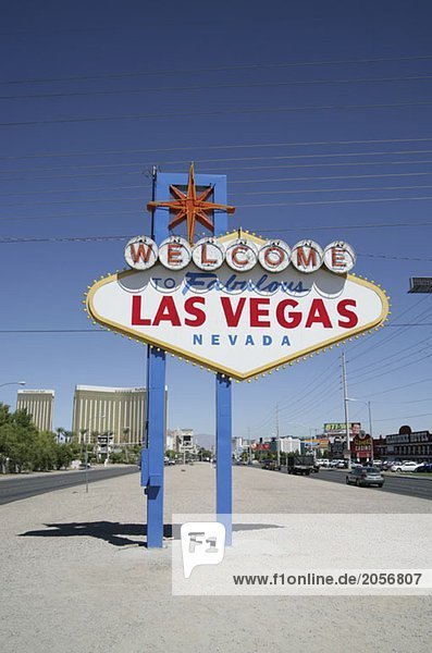 Willkommen in Las Vegas-Schild gegen blauen Himmel  Nevada  USA