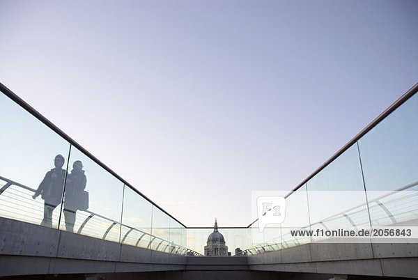 Millennium Bridge vor der St.Pauls Cathedral  London  England