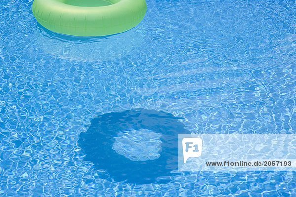 Ein Schwimmreifen im Pool