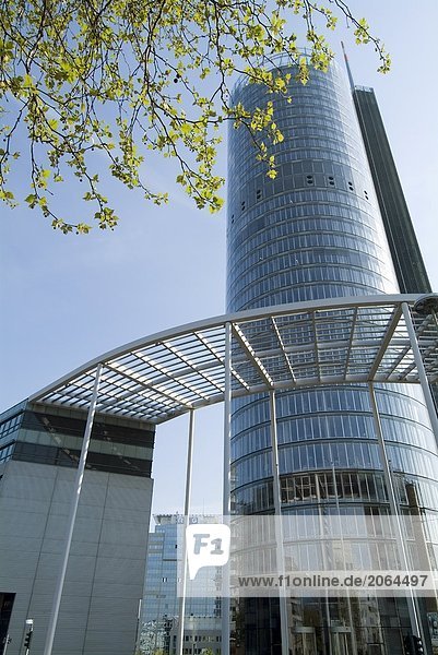 Untersicht Gebäude gegen klaren blauen Himmel  Essen  Deutschland