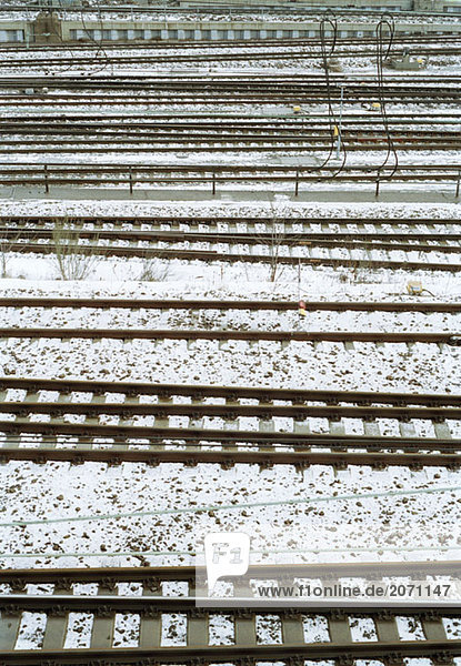 schneebedeckte Eisenbahnschienen