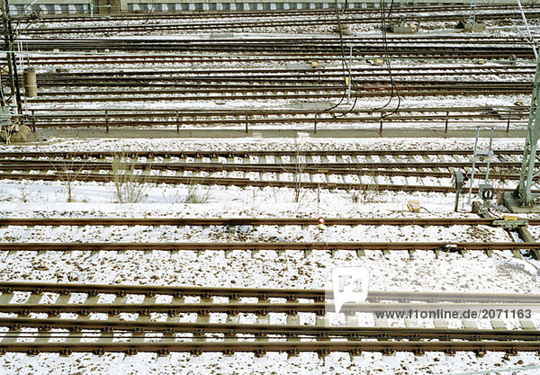 schneebedeckte Eisenbahnschienen