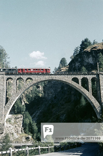 Ein Zug überquert eine Brücke über dem Tal