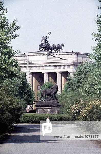 Person im Park hinter dem Brandenburger Tor  Berlin  Deutschland