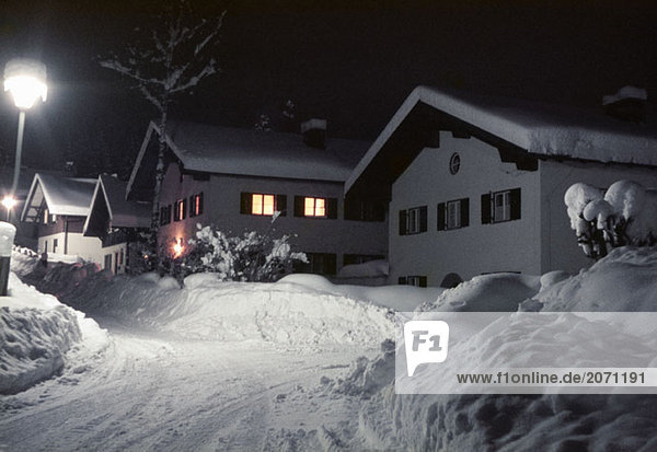 Schneebedeckte Jagdhäuser nachts